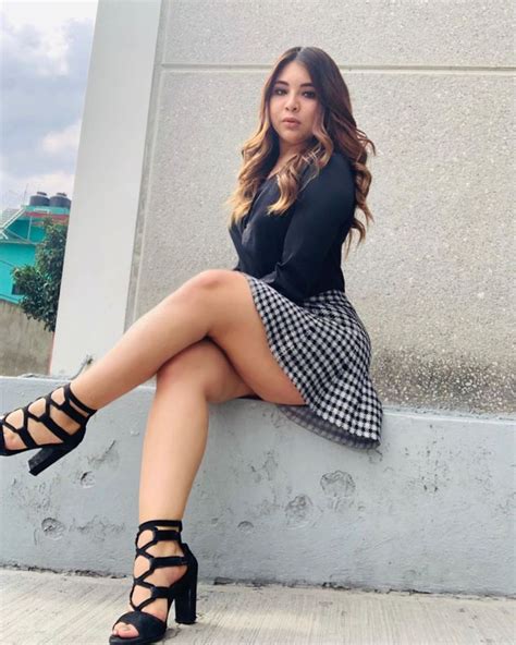 Itza, sus piernas y su culo .